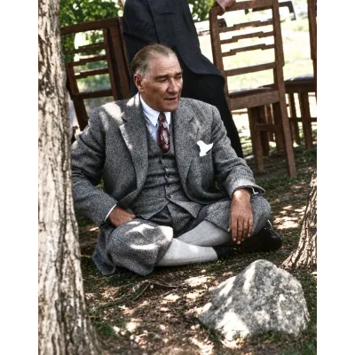 Atatürk Ağaç Altında Otururken Renkli Fotoğraf Kanvas Tablo