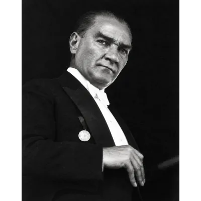 Atatürk Beyaz Papyonlu Siyah Beyaz Portre Kanvas Tablo