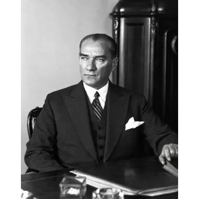 Atatürk Çalışma Masasında Siyah Beyaz Portre Kanvas Tablo