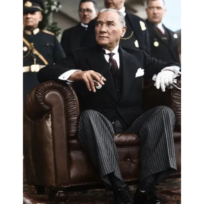 Atatürk Deri Koltukta Renklendirilmiş Fotoğraf Kanvas Tablo