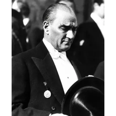 Atatürk Fraklı Şapkasını Tutarken Siyah Beyaz Kanvas Tablo