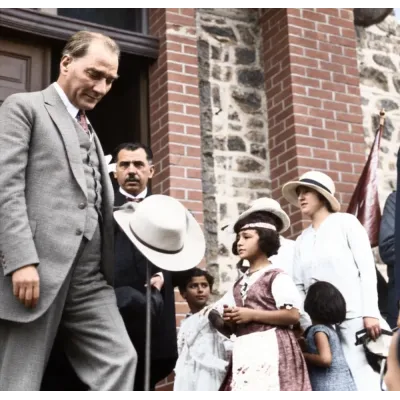 Atatürk Halkla Birlikte Renklendirilmiş Fotoğraf Kanvas Tablo