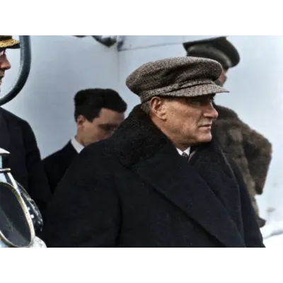 Atatürk Kasket ve Paltolu Renklendirilmiş Fotoğraf Kanvas Tablo