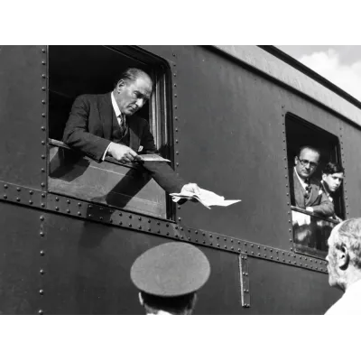 Atatürk Tren Penceresinden Selamlarken Kanvas Tablo