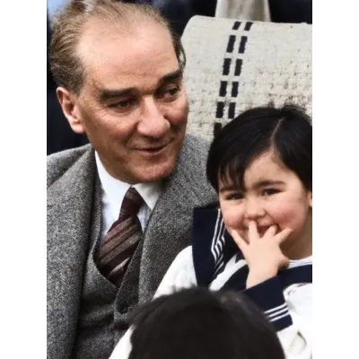 Atatürk ve Gülümseyen Çocuk Renklendirilmiş Kanvas Tablo