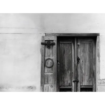 Minimal Siyah Beyaz Eski Kapı Kanvas Tablo