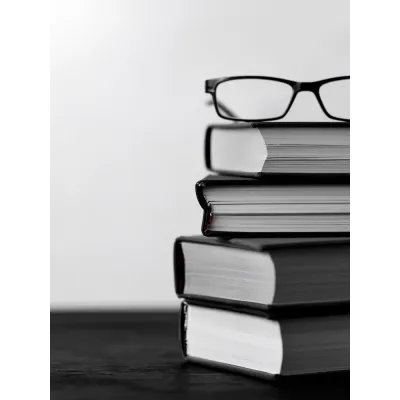 Minimal Siyah Beyaz Eski Kitaplar Kanvas Tablo