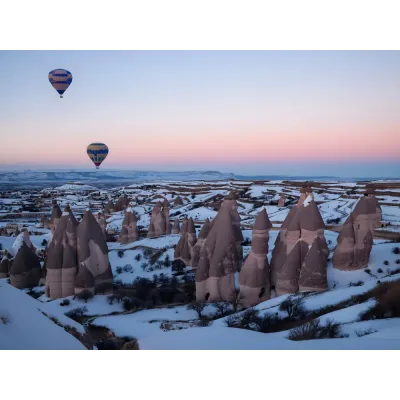 Karlı Kapadokya ve Balonlar Kanvas Tablo