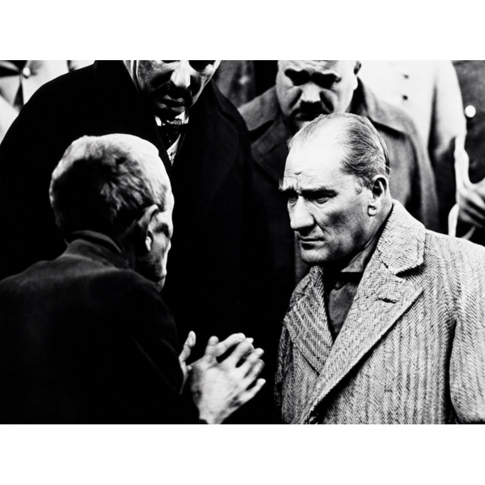 Atatürk Sohbet Ederken Siyah Beyaz Kanvas Tablo