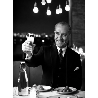 Atatürk Kadeh Kaldırırken Siyah Beyaz Kanvas Tablo