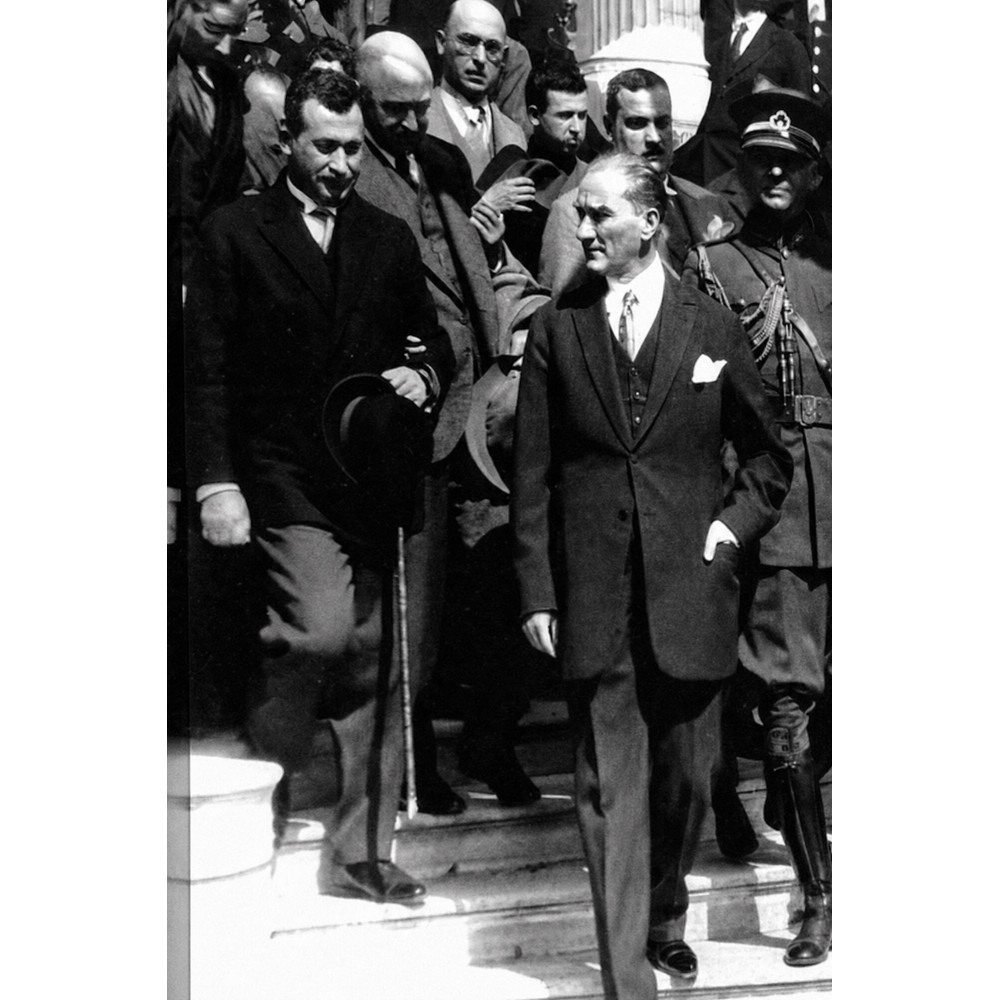 Atatürk Merdivenlerde Siyah Beyaz Kanvas Tablo