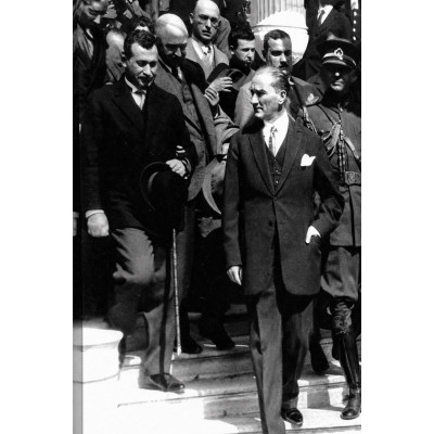 Atatürk Merdivenlerde Siyah Beyaz Kanvas Tablo