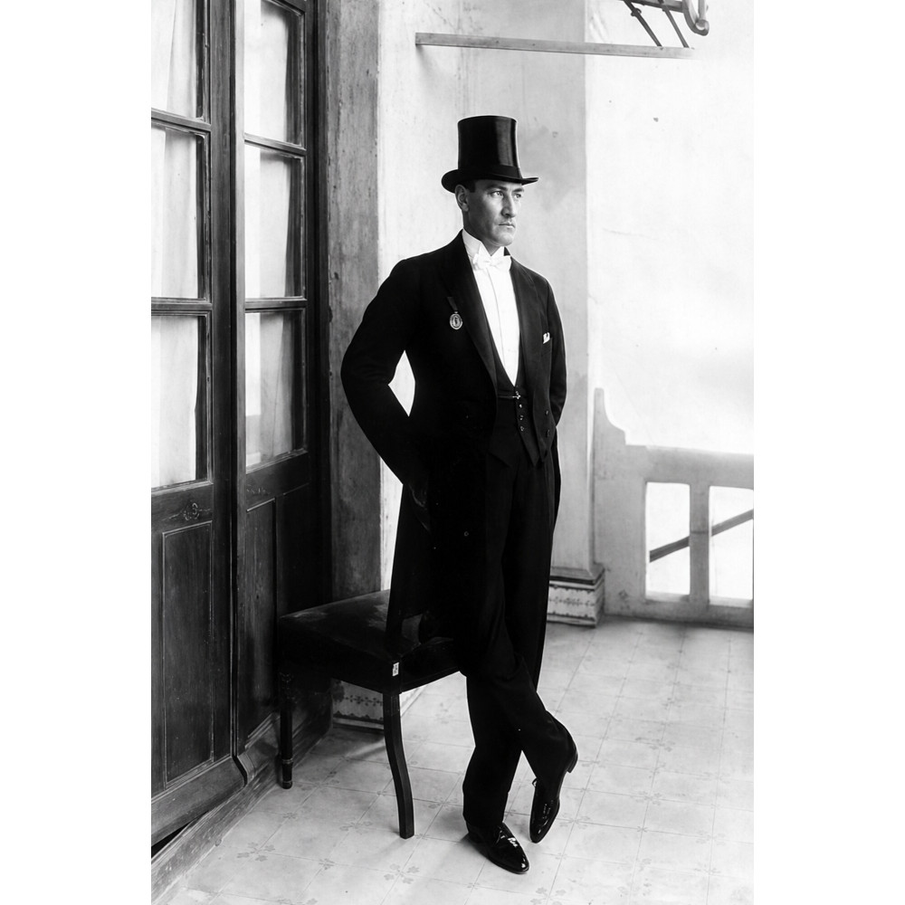 Atatürk Frak ve Silindir Şapkalı Siyah Beyaz Kanvas Tablo