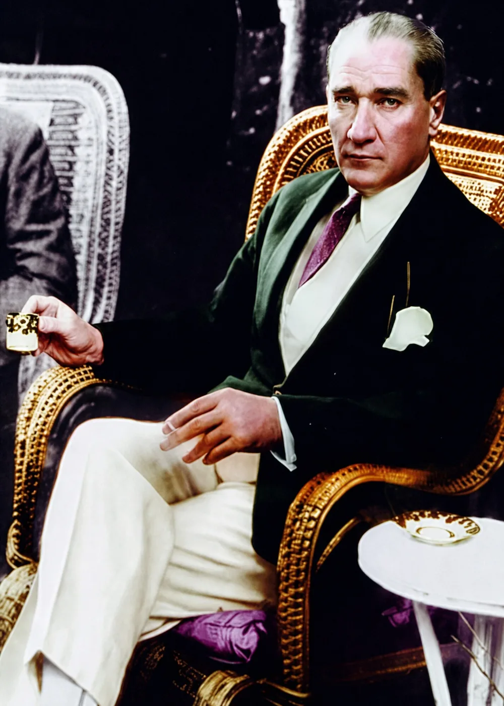 Atatürk Koltukta Otururken Renklendirilmiş Kanvas Tablo