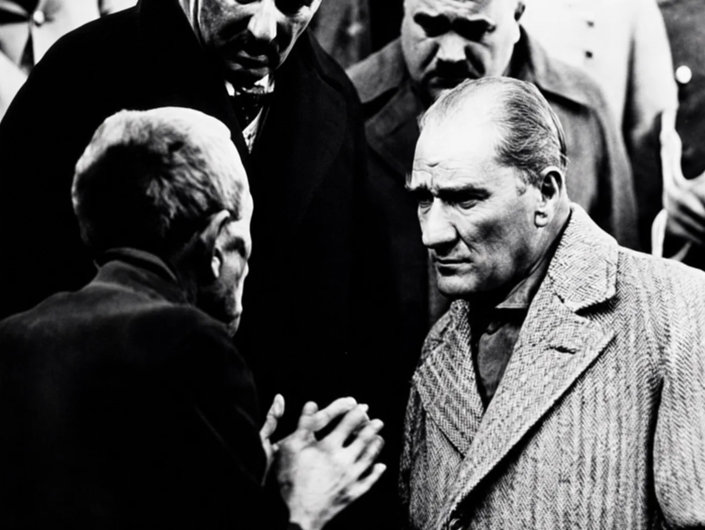 Atatürk Sohbet Ederken Siyah Beyaz Kanvas Tablo
