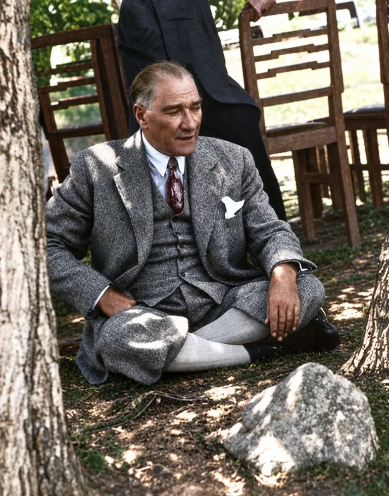 Atatürk Ağaç Altında Otururken Renkli Fotoğraf Kanvas Tablo