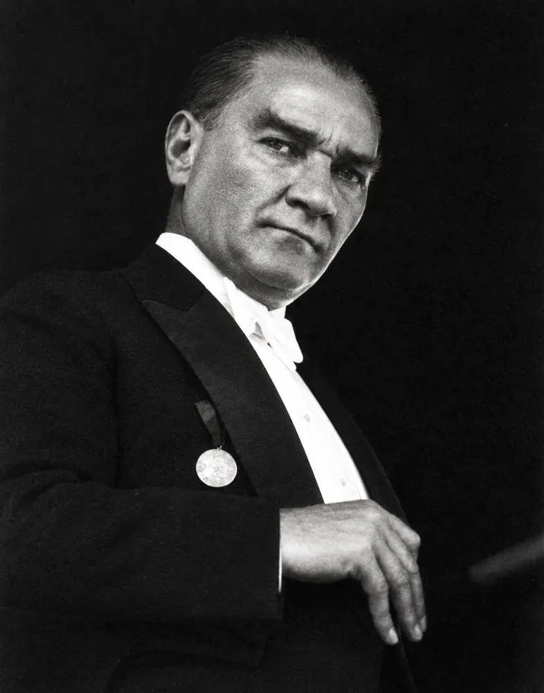 Atatürk Beyaz Papyonlu Siyah Beyaz Portre Kanvas Tablo