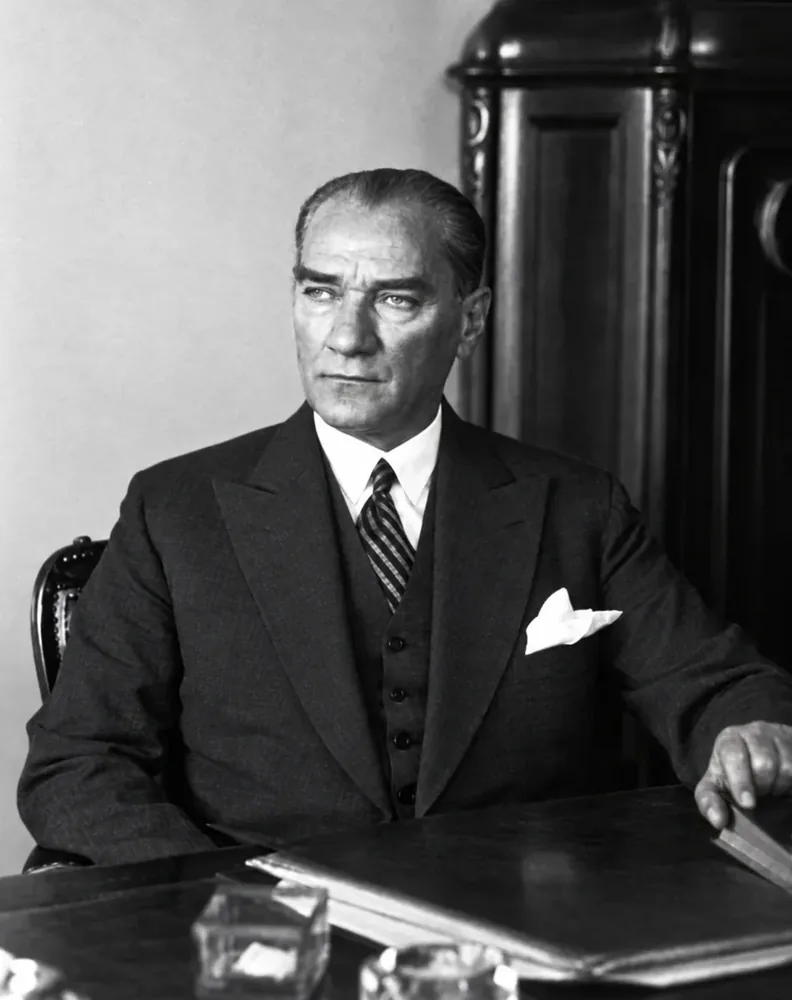 Atatürk Çalışma Masasında Siyah Beyaz Portre Kanvas Tablo