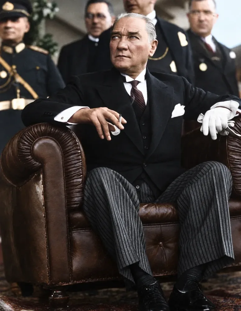 Atatürk Deri Koltukta Renklendirilmiş Fotoğraf Kanvas Tablo