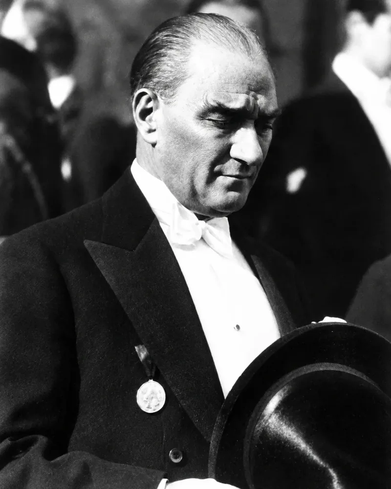 Atatürk Fraklı Şapkasını Tutarken Siyah Beyaz Kanvas Tablo