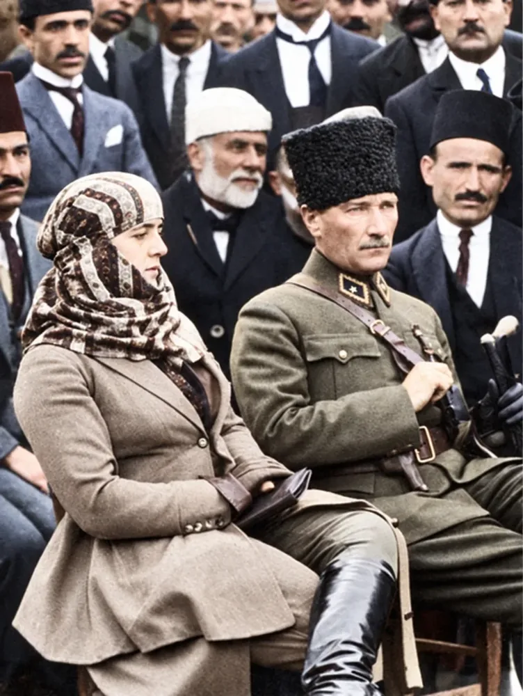 Atatürk Halk Arasında Renklendirilmiş Fotoğraf Kanvas Tablo