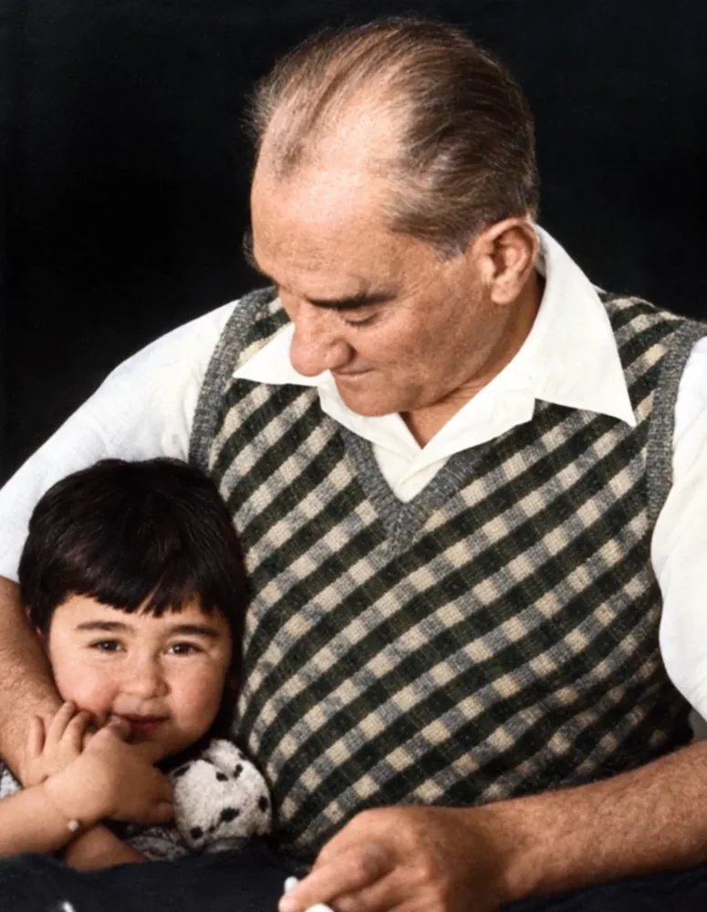 Atatürk Kucağında Çocukla Renklendirilmiş Fotoğraf Kanvas Tablo