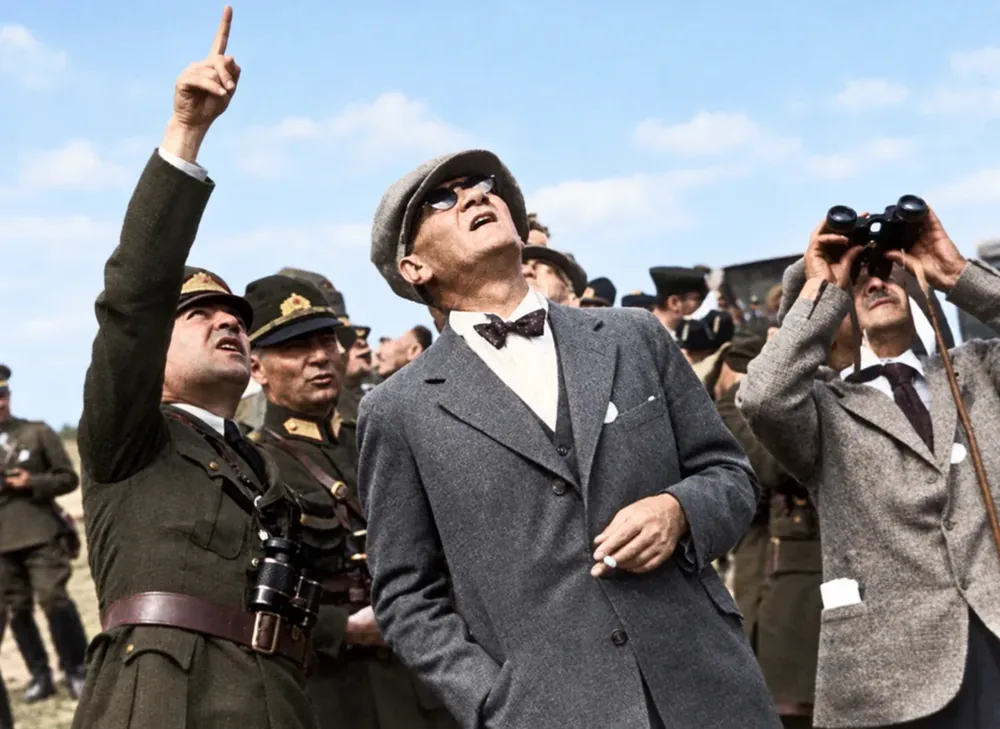 Atatürk Uçuş Gösterisini İzlerken Kanvas Tablo