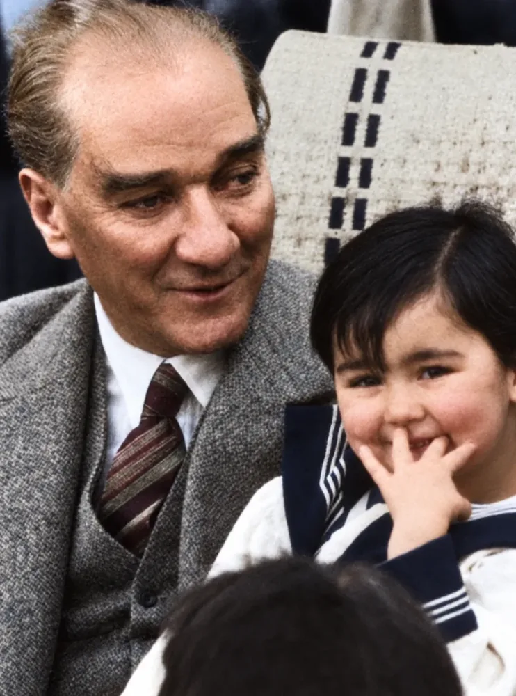 Atatürk ve Gülümseyen Çocuk Renklendirilmiş Kanvas Tablo