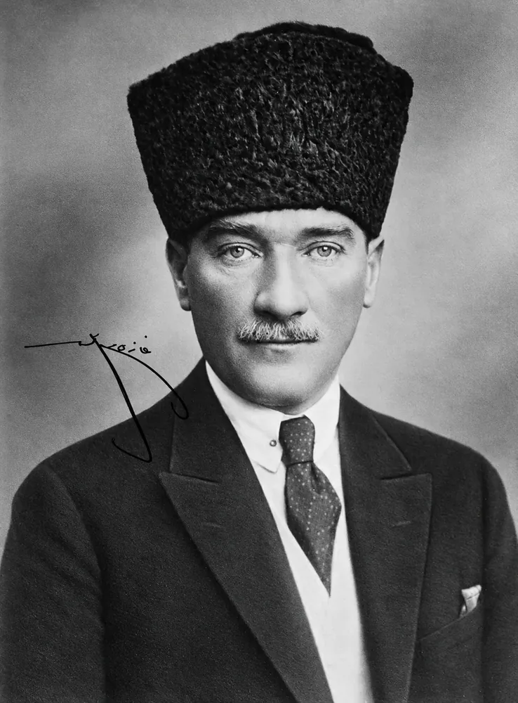 Kalpaklı Atatürk İmzalı Siyah Beyaz Portre Kanvas Tablo