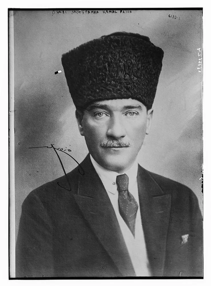 Kalpaklı Atatürk Siyah Beyaz Fotoğraf Kanvas Tablo