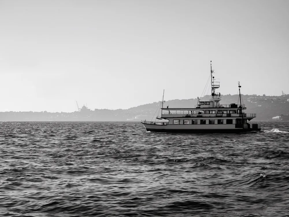 Minimal Siyah Beyaz Boğaz Vapuru Kanvas Tablo
