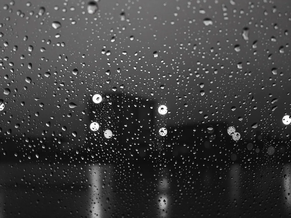 Siyah Beyaz Film Pencereden Yağmur Kanvas Tablo