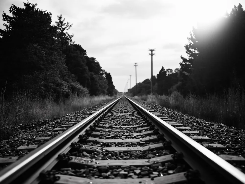 Siyah Beyaz Film Tren Rayları Kanvas Tablo