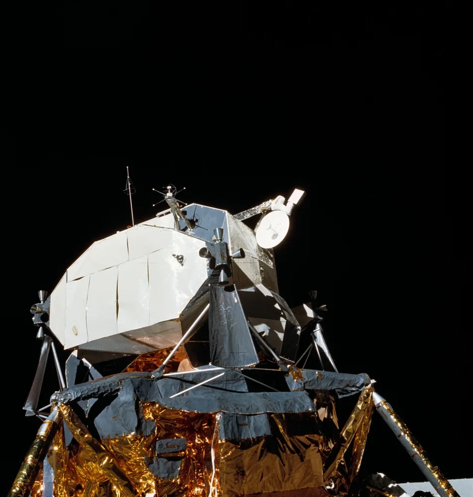 NASA Apollo 16 Ay Yüzeyinde Ay Modülü Kanvas Tablo