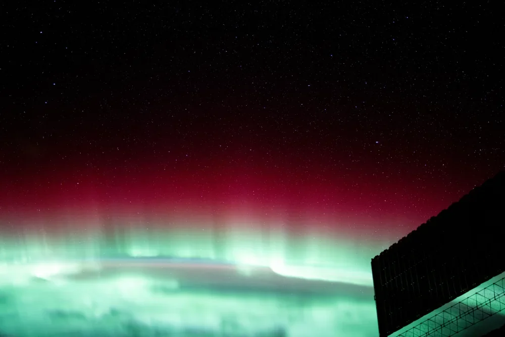 NASA ISS Kırmızı Yeşil Kuzey Işıkları Kanvas Tablo