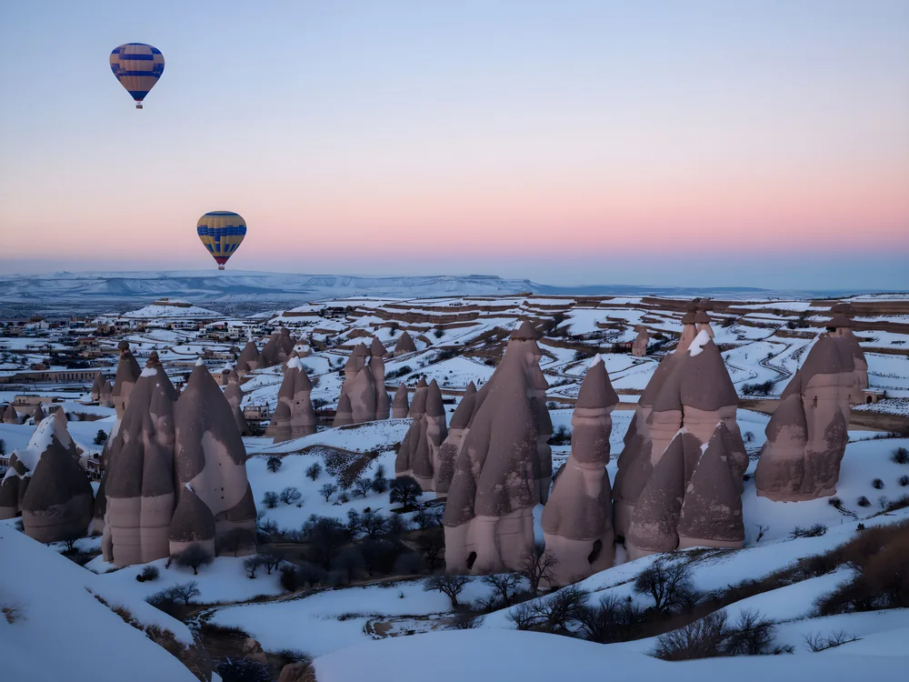 Karlı Kapadokya ve Balonlar Kanvas Tablo