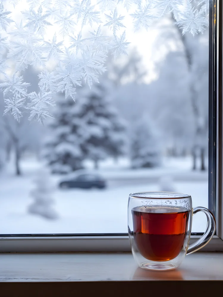 Karlı Pencere Önünde Çay Kanvas Tablo