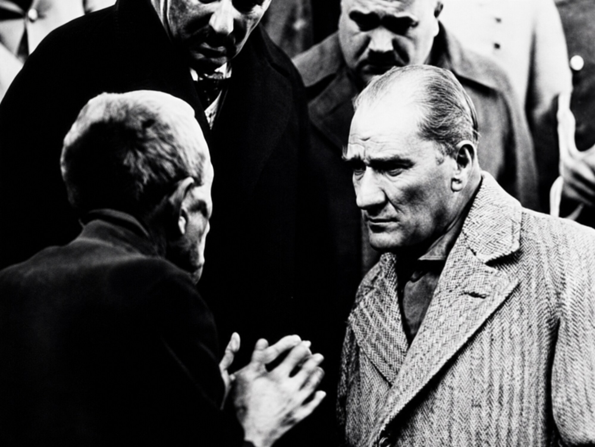 Atatürk Sohbet Ederken Siyah Beyaz Kanvas Tablo