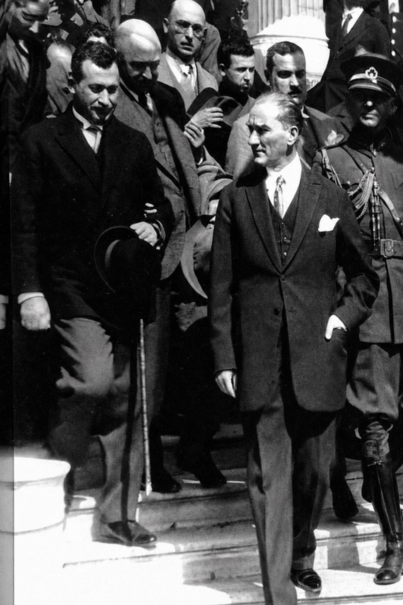 Atatürk Merdivenlerde Siyah Beyaz Kanvas Tablo