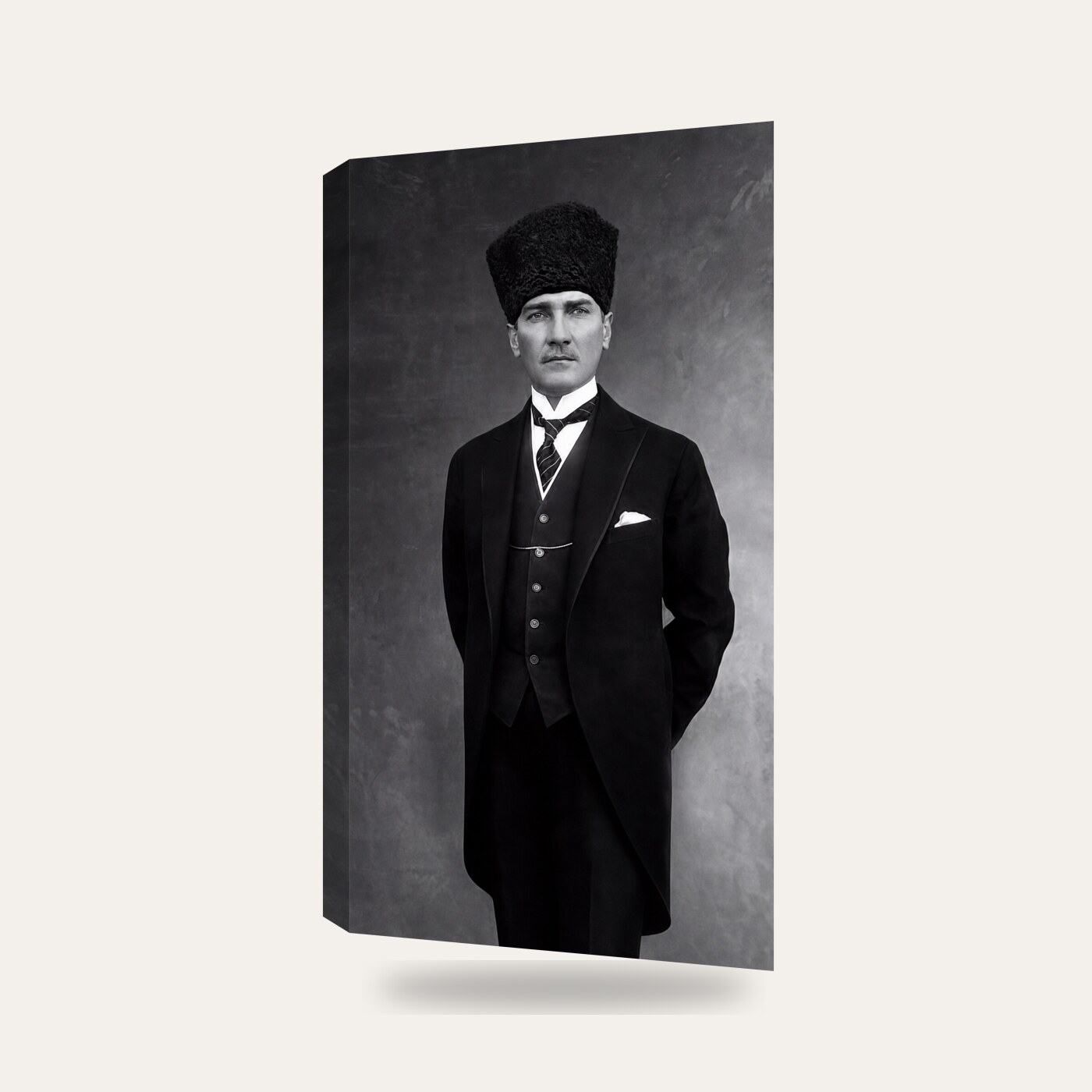 Atatürk Kalpaklı Siyah Beyaz Portre Kanvas Tablo — 3 boyutlu görünüm