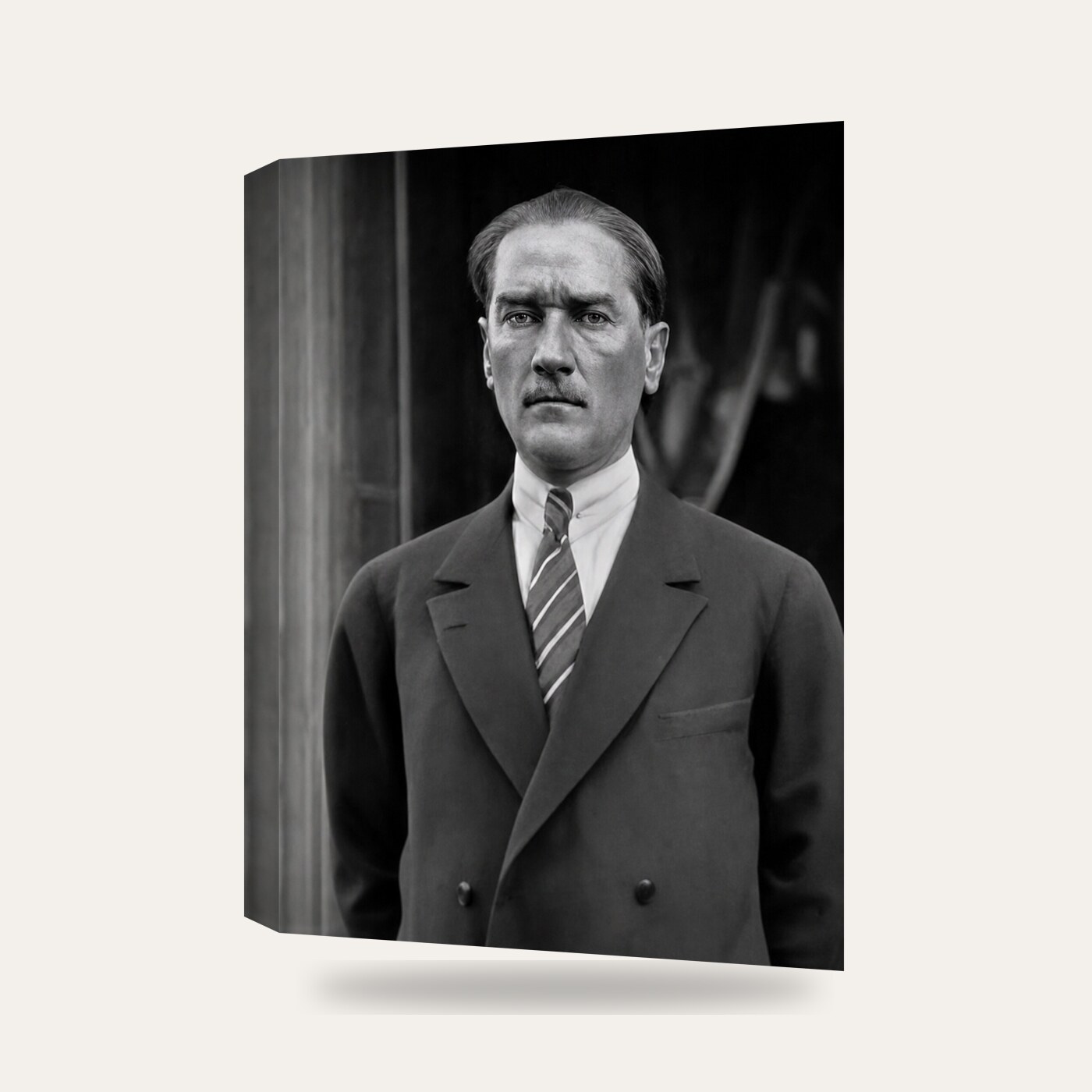 Atatürk Takım Elbiseli Siyah Beyaz Portre Kanvas Tablo — 3 boyutlu görünüm