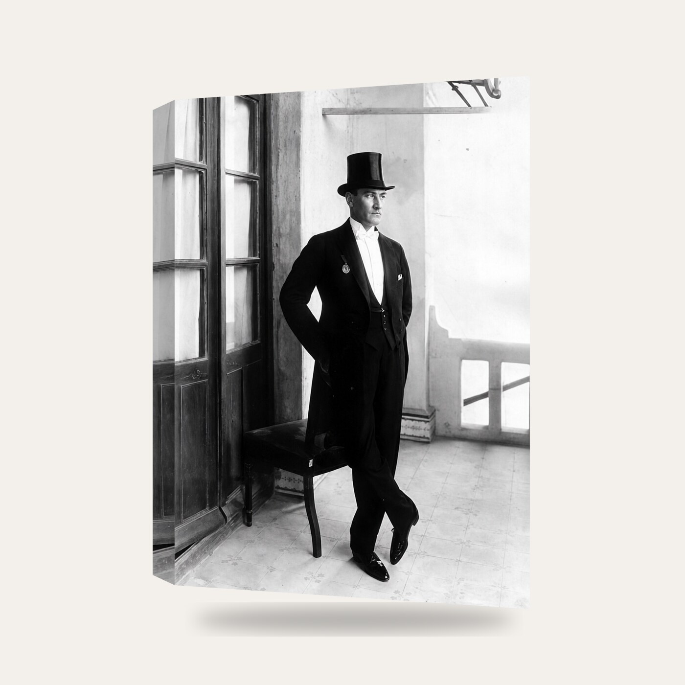 Atatürk Frak ve Silindir Şapkalı Siyah Beyaz Kanvas Tablo — 3 boyutlu görünüm