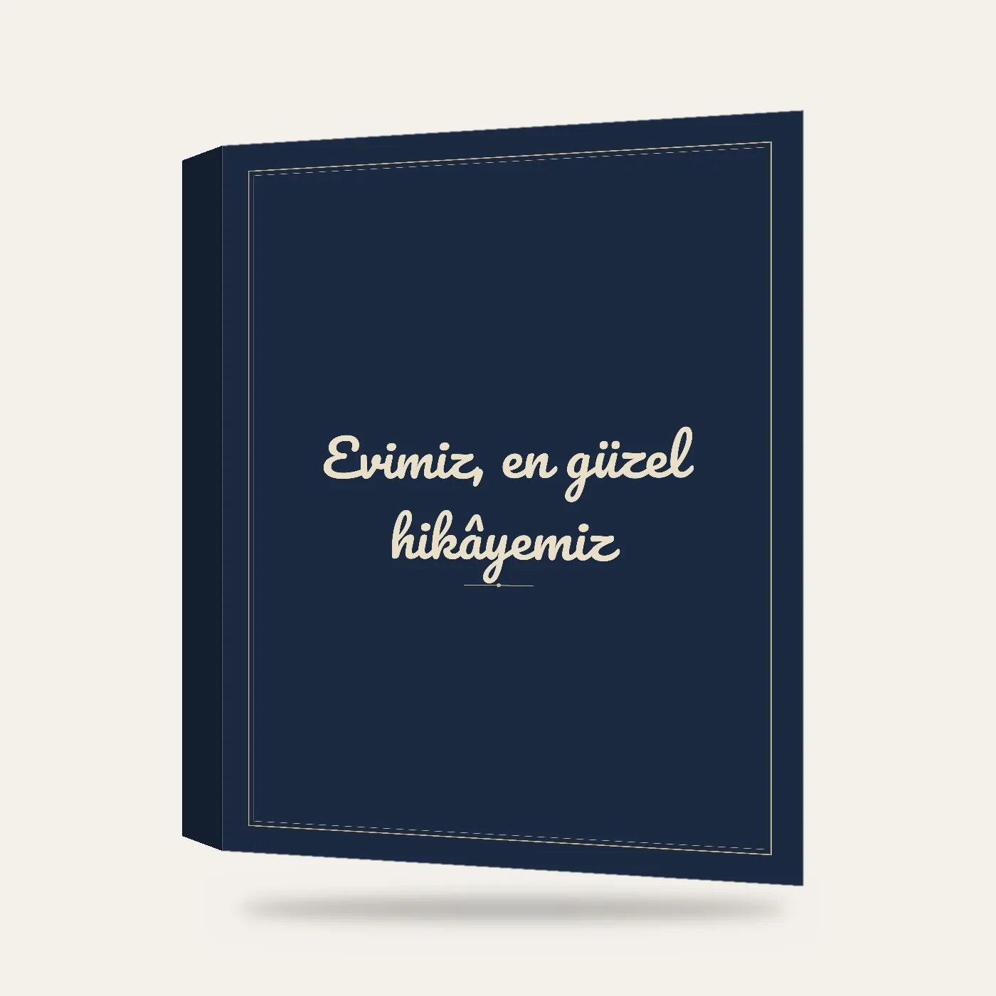 “Evimiz, en güzel hikâyemiz” Yazılı Tablo — Lacivert — 3 boyutlu görünüm