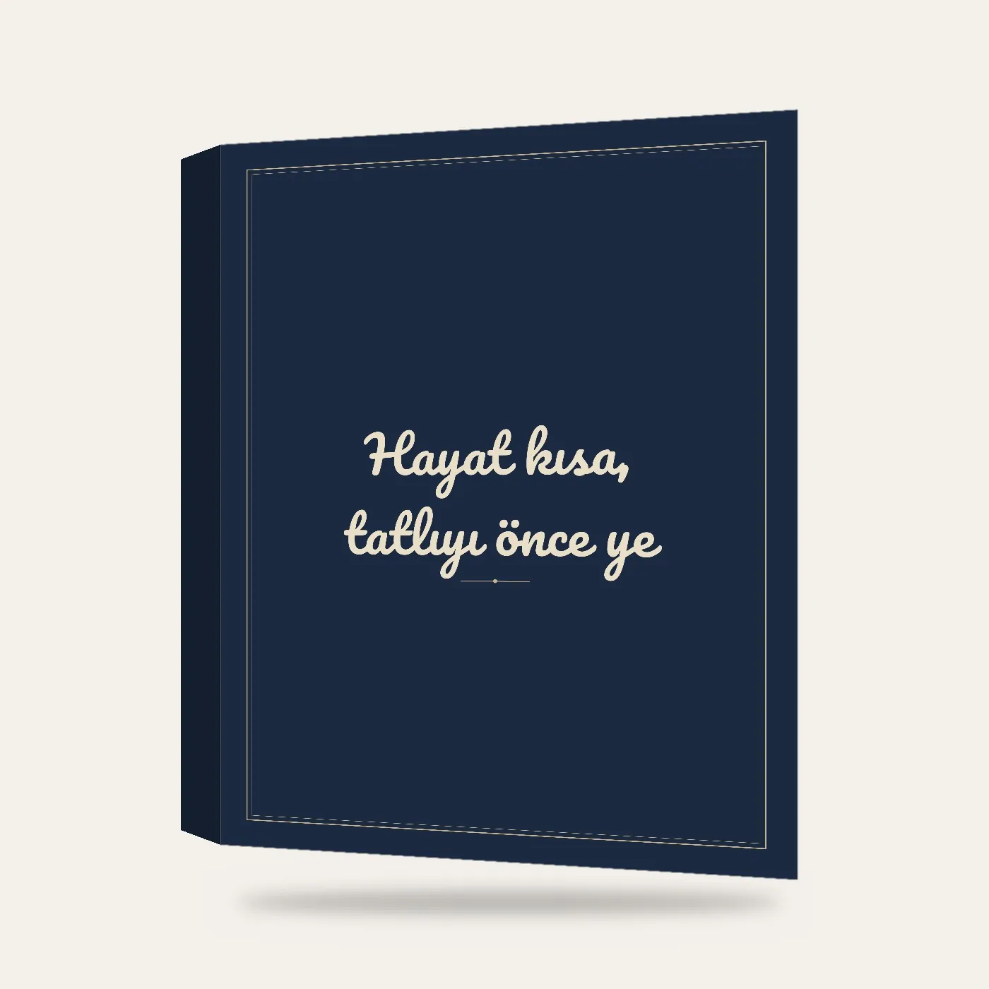 “Hayat kısa, tatlıyı önce ye” Yazılı Tablo — Lacivert — 3 boyutlu görünüm
